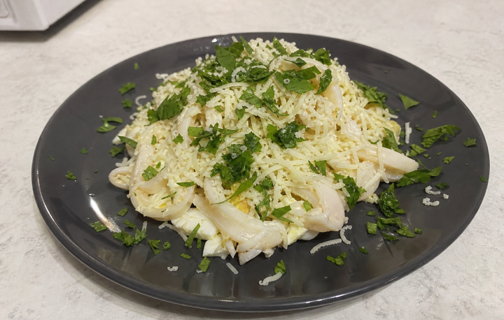 Чесночные кальмары с сыром: салат, который удивит гостей