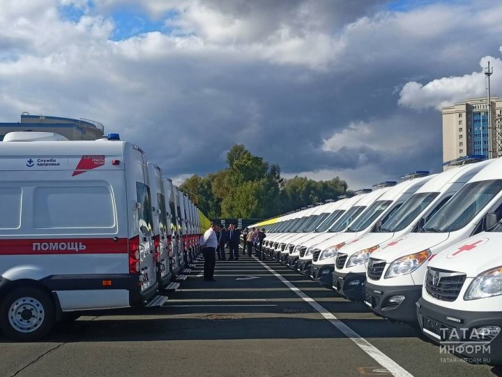 «У врачей должны быть инструменты»: Минниханов вручил медикам новые машины и компьютеры